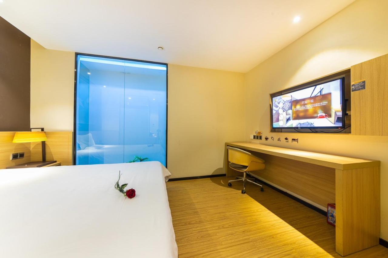 Iu Hotel Chongqing Jiefangbei Eksteriør billede