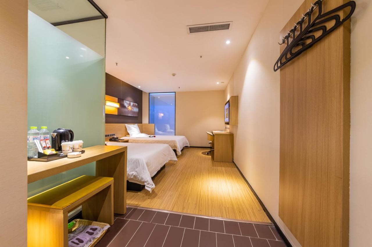 Iu Hotel Chongqing Jiefangbei Eksteriør billede